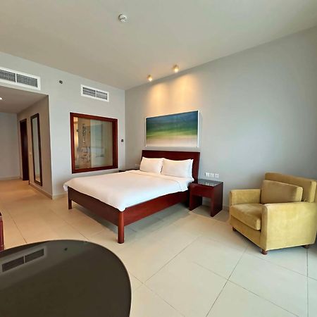 Radisson Blu Resort, Fujairah Ngoại thất bức ảnh A bedroom at the hotel