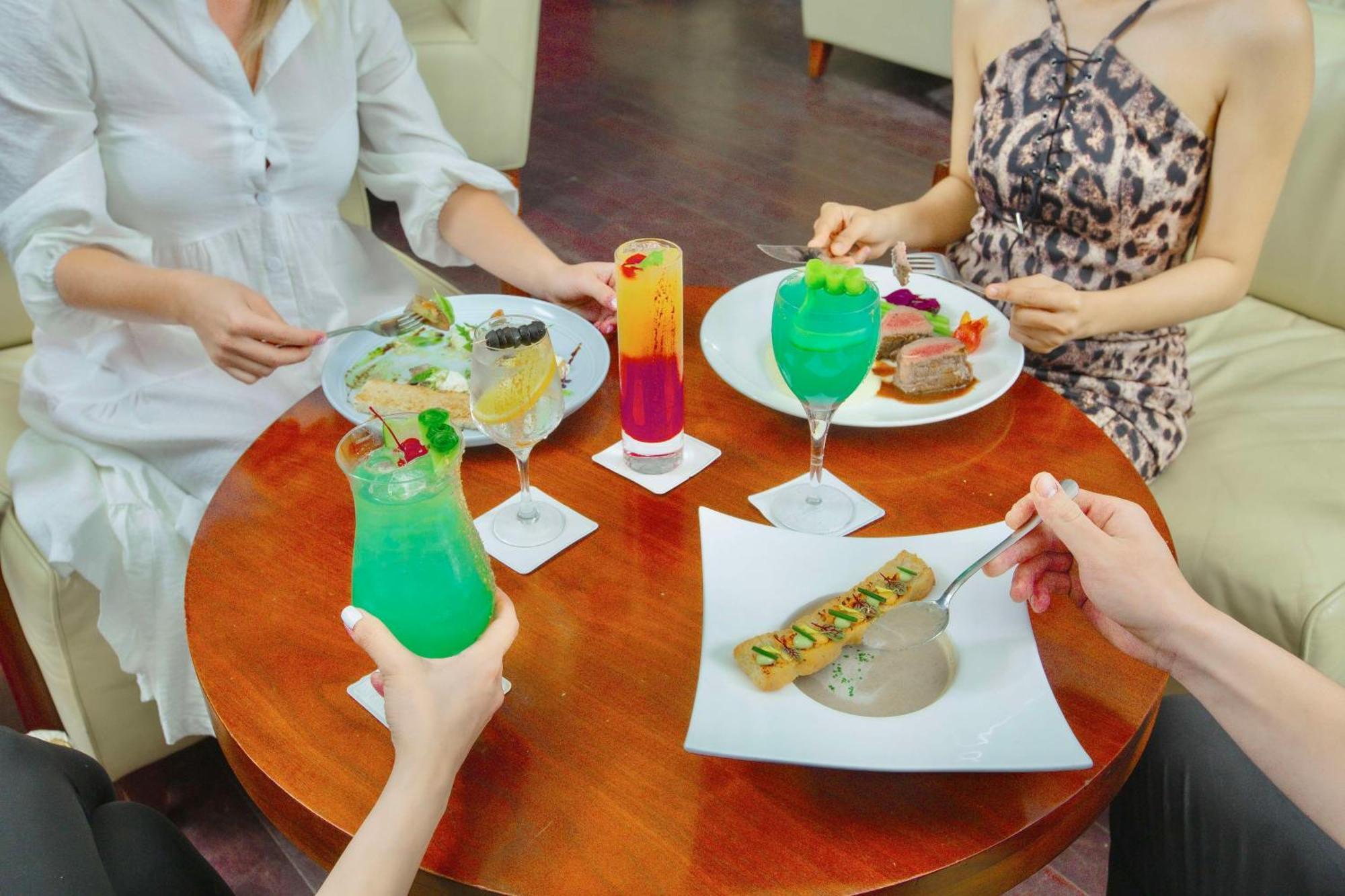 Radisson Blu Resort, Fujairah Ngoại thất bức ảnh A selection of non-alcoholic drinks