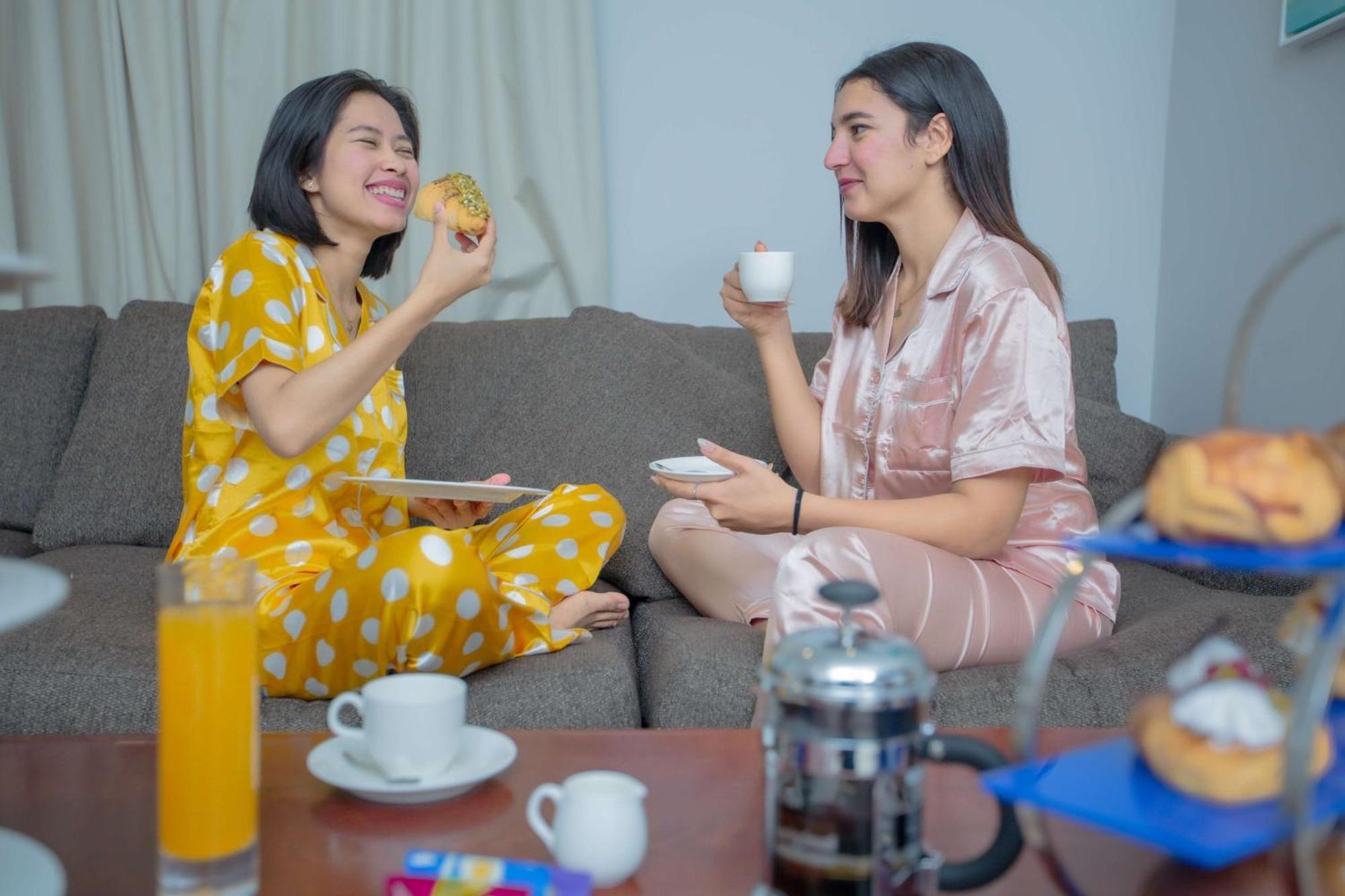 Radisson Blu Resort, Fujairah Ngoại thất bức ảnh Two women wearing pajamas