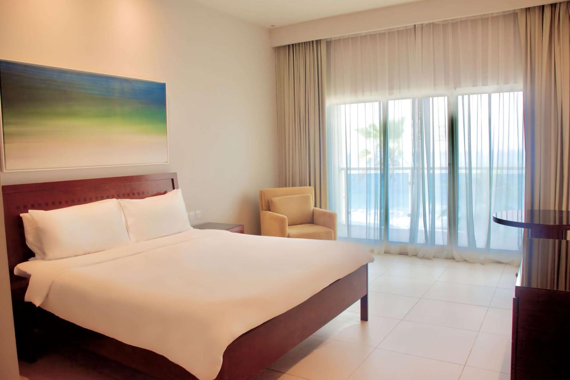 Radisson Blu Resort, Fujairah Ngoại thất bức ảnh A bedroom at the hotel